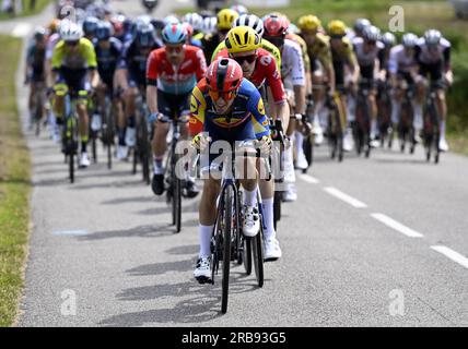 Limoges, France. 08 juillet 2023. Le peloton de coureurs photographié en action lors de l'étape 8 du Tour de France, une course de 200,7 km de Libourne à Limoges, France, samedi 08 juillet 2023. Le Tour de France de cette année aura lieu du 01 au 23 juillet 2023. BELGA PHOTO DIRK WAEM crédit : Belga News Agency/Alamy Live News Banque D'Images