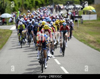 Limoges, France. 08 juillet 2023. Le peloton de coureurs photographié en action lors de l'étape 8 du Tour de France, une course de 200,7 km de Libourne à Limoges, France, samedi 08 juillet 2023. Le Tour de France de cette année aura lieu du 01 au 23 juillet 2023. BELGA PHOTO DIRK WAEM crédit : Belga News Agency/Alamy Live News Banque D'Images