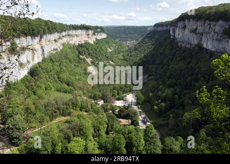 Baume-les-Messieurs et les escarpements calcaires entourant le Village, vue de la tête de la Vallée, Jura, Bourgogne-Franche-Comté, France Banque D'Images