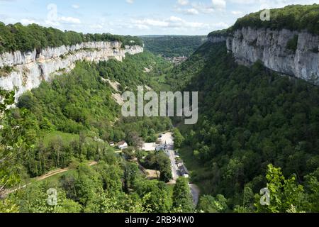 Baume-les-Messieurs et les escarpements calcaires entourant le Village, vue de la tête de la Vallée, Jura, Bourgogne-Franche-Comté, France Banque D'Images