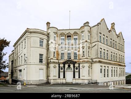 L'air triste et déprimé l'ancien Royal Fleet Club à Devonport, Plymouth. Acheté par l’Église de Scientologie en 2010 pour devenir un ec régional Banque D'Images