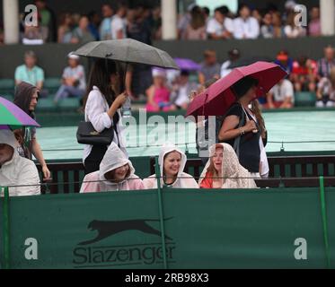 Londres, Royaume-Uni. 08 juillet 2023. Les gens s'abritent sous des parapluies alors que la pluie s'arrête de jouer le sixième jour des championnats de Wimbledon 2023 à Londres le samedi 08 juillet 2023. Photo Hugo Philpott/UPI crédit : UPI/Alamy Live News Banque D'Images