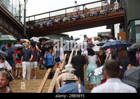 Londres, Royaume-Uni. 08 juillet 2023. Les gens s'abritent sous des parapluies alors que la pluie s'arrête de jouer le sixième jour des championnats de Wimbledon 2023 à Londres le samedi 08 juillet 2023. Photo Hugo Philpott/UPI crédit : UPI/Alamy Live News Banque D'Images