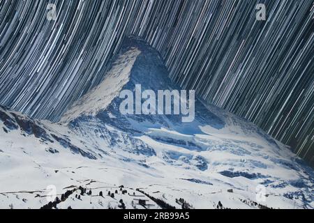 Le sommet du Cervin dans les Alpes et couvert de neige. Banque D'Images