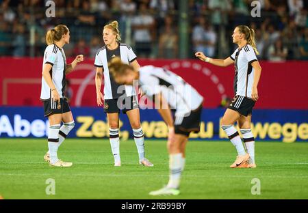 Sydney LOHMANN, DFB Frauen 8 Carolin Simon, DFB Frauen 2 Klara Bühl, DFB Frauen 19 dans le match amical féminin DFB ALLEMAGNE - SAMBIA 2-3 préparation pour les Championnats du monde WM 2023 en Australie, Nouvelle-Zélande, saison 2023/2024, le 07 juillet 2023 à Fürth, Allemagne. © Peter Schatz / Alamy Live News Banque D'Images