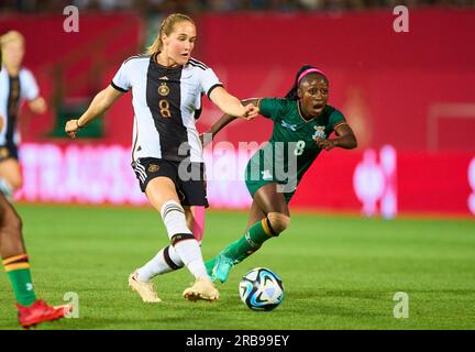 Sydney LOHMANN, DFB Frauen 8 en compétition pour le ballon, le combat, duel, header, zweikampf, Action, lutte contre Margret Belemu, Sambia 8 dans le match féminin DFB amical ALLEMAGNE - SAMBIA 2-3 préparation pour les Championnats du monde WM 2023 en Australie, Nouvelle-Zélande, saison 2023/2024, le 07 juillet 2023 à Fürth, Allemagne. © Peter Schatz / Alamy Live News Banque D'Images