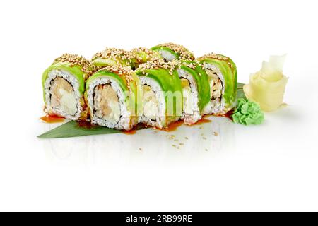 Rouleaux à l'anguille, tamagoyaki, fromage à la crème, avocat, sauce unagi et sésame Banque D'Images