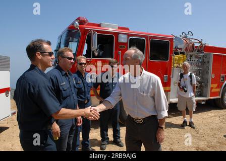 Visite du secrétaire Dirk Kempthorne à Santa Monica Mountains National Recreation Area, Californie, pour inspection des projets de réduction des incendies de forêt et discussions avec le surintendant des montagnes de Santa Monica Woody Smeck et son personnel, ainsi qu'avec les responsables des incendies et le personnel du National Park Service, Los Angeles County Fire Department, Et les pompiers du comté de Ventura Banque D'Images