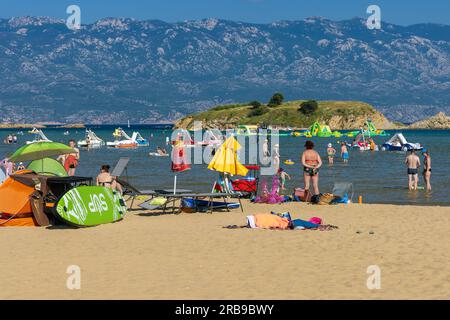 Rajska plaza (la plage paradisiaque) sur l'île de Rab, Croatie Banque D'Images