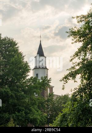 La lumière du soleil au lever du soleil illumine la tour en brique et en bois de l'église paroissiale Bruton à Williamsburg Banque D'Images