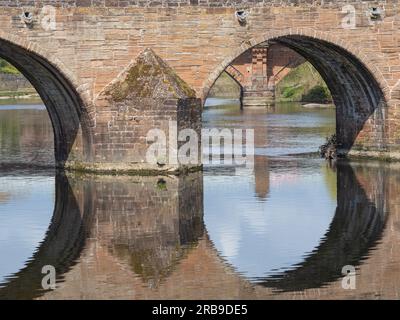 Détail du pont Devorgilla qui traverse la rivière Nith, à Dumfries, en Écosse. Banque D'Images