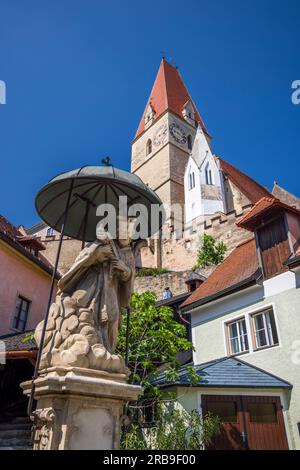 L'église paroissiale de la place principale de Weißenkirchen, Basse-Autriche Banque D'Images