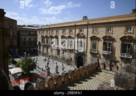 Paysage avec vue panoramique sur la Piazza della Cattedrale vu du style gothique normand Cattedrale di Palermo en Sicile, Italie. Banque D'Images
