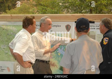 Visite du secrétaire Dirk Kempthorne à la base de Whiskeytown dans la zone de loisirs nationale de Whiskeytown dans le nord de la Californie, où il a rejoint le gouverneur de Californie Arnold Schwarzenegger et d'autres fonctionnaires, le personnel du Service des parcs nationaux, Et les pompiers lors d'un briefing sur les incendies du complexe Whiskeytown et l'état des efforts de lutte contre les incendies dans tout l'État Banque D'Images