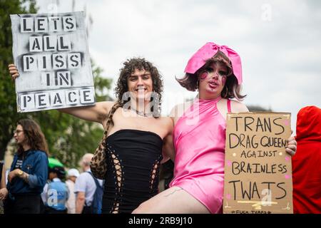 Londres, Royaume-Uni. 8 juillet 2023. Les gens de Trafalgar Square, où les fleurs étaient le thème, lors de Trans+ Pride à Londres, un événement pour attirer l'attention sur la communauté transgenre, appelant à la liberté et à l'égalité transgenre au Royaume-Uni et dans le monde. Crédit : Stephen Chung / Alamy Live News Banque D'Images