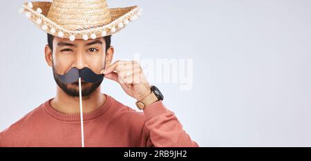 Maquette de cabine de photo, sombrero et portrait d'homme avec moustache pour comique, humour et blague drôle. Costume, accessoire de fête mexicain et visage idiot de Banque D'Images