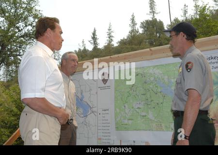 Visite du secrétaire Dirk Kempthorne à la base de Whiskeytown dans la zone de loisirs nationale de Whiskeytown dans le nord de la Californie, où il a rejoint le gouverneur de Californie Arnold Schwarzenegger et d'autres fonctionnaires, le personnel du Service des parcs nationaux, Et les pompiers lors d'un briefing sur les incendies du complexe Whiskeytown et l'état des efforts de lutte contre les incendies dans tout l'État Banque D'Images