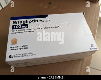 Sitagliptine Mylan100mg. Boîte médecine pour le diabète sucré (DM) ou le sucre élevé dans le sang en pharmacie drugstore.république tchèque, Europe Banque D'Images