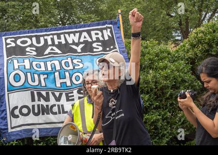 Londres, Royaume-Uni. 8 juillet 2023. Aysen Dennis. Une marche de l'éléphant au domaine Aylesbury a été l'une des 16 à travers le pays à l'occasion de la Journée nationale de l'habitation. Il a exigé que le conseil municipal de Southwark cesse de démolir les maisons du conseil et de rénover et repeupler les domaines pour loger les gens et mettre fin à l'énorme empreinte carbone de la démolition et de la reconstruction. Ils ont exigé des logements pour le besoin et non pour la cupidité des entreprises, la rénovation et non la démolition, le remplissage des maisons vides et la fin du système de bail. Peter Marshall/Alamy Live News Banque D'Images