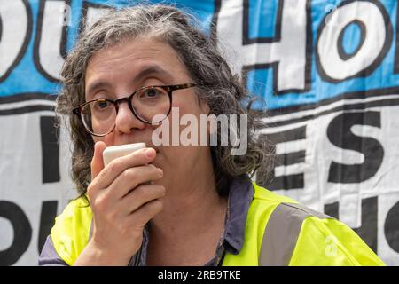 Londres, Royaume-Uni. 8 juillet 2023. Tanya Murat. Une marche de l'éléphant au domaine Aylesbury a été l'une des 16 à travers le pays à l'occasion de la Journée nationale de l'habitation. Il a exigé que le conseil municipal de Southwark cesse de démolir les maisons du conseil et de rénover et repeupler les domaines pour loger les gens et mettre fin à l'énorme empreinte carbone de la démolition et de la reconstruction. Ils ont exigé des logements pour le besoin et non pour la cupidité des entreprises, la rénovation et non la démolition, le remplissage des maisons vides et la fin du système de bail. Peter Marshall/Alamy Live News Banque D'Images