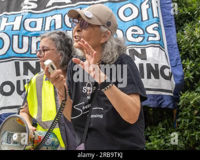 Londres, Royaume-Uni. 8 juillet 2023. Aysen Dennis. Une marche de l'éléphant au domaine Aylesbury a été l'une des 16 à travers le pays à l'occasion de la Journée nationale de l'habitation. Il a exigé que le conseil municipal de Southwark cesse de démolir les maisons du conseil et de rénover et repeupler les domaines pour loger les gens et mettre fin à l'énorme empreinte carbone de la démolition et de la reconstruction. Ils ont exigé des logements pour le besoin et non pour la cupidité des entreprises, la rénovation et non la démolition, le remplissage des maisons vides et la fin du système de bail. Peter Marshall/Alamy Live News Banque D'Images