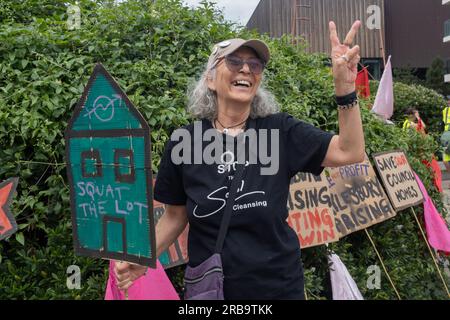 Londres, Royaume-Uni. 8 juillet 2023. Aysen Dennis. Une marche de l'éléphant au domaine Aylesbury a été l'une des 16 à travers le pays à l'occasion de la Journée nationale de l'habitation. Il a exigé que le conseil municipal de Southwark cesse de démolir les maisons du conseil et de rénover et repeupler les domaines pour loger les gens et mettre fin à l'énorme empreinte carbone de la démolition et de la reconstruction. Ils ont exigé des logements pour le besoin et non pour la cupidité des entreprises, la rénovation et non la démolition, le remplissage des maisons vides et la fin du système de bail. Peter Marshall/Alamy Live News Banque D'Images