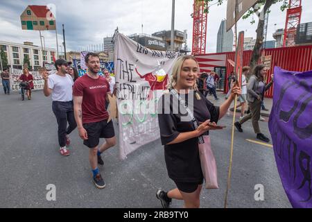 Londres, Royaume-Uni. 8 juillet 2023. Les marcheurs à The Elephant sur leur chemin vers le domaine Aylesbury ont été l'un des 16 à travers le pays à l'occasion de la Journée nationale de l'habitation. Il a exigé que le conseil municipal de Southwark cesse de démolir les maisons du conseil et de rénover et repeupler les domaines pour loger les gens et mettre fin à l'énorme empreinte carbone de la démolition et de la reconstruction. Ils ont exigé des logements pour le besoin et non pour la cupidité des entreprises, la rénovation et non la démolition, le remplissage des maisons vides et la fin du système de bail. Peter Marshall/Alamy Live News Banque D'Images