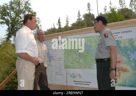 Visite du secrétaire Dirk Kempthorne à la base de Whiskeytown dans la zone de loisirs nationale de Whiskeytown dans le nord de la Californie, où il a rejoint le gouverneur de Californie Arnold Schwarzenegger et d'autres fonctionnaires, le personnel du Service des parcs nationaux, Et les pompiers lors d'un briefing sur les incendies du complexe Whiskeytown et l'état des efforts de lutte contre les incendies dans tout l'État Banque D'Images