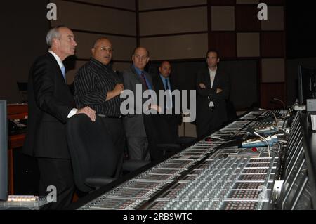 Le secrétaire Dirk Kempthorne et des assistants en visite à Los Angeles, Californie, visitant les bureaux, décors, terrains Universal Studios à Hollywood Banque D'Images