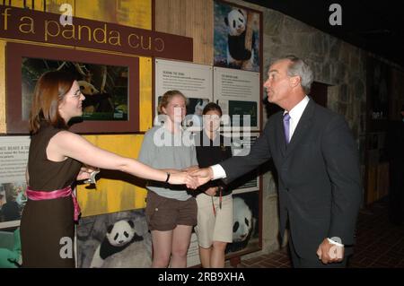 Visite du Secrétaire Dirk Kempthorne au National Zoo, Washington, D.C., pour une tournée et une participation à l'événement Children and nature avec le directeur du National Zoo John Berry, le directeur du Fish and Wildlife Service H. Dale Hall, le journaliste primé et auteur Richard Louv, Le président et chef de la direction du Fonds de conservation Larry Selzer et d'autres membres de la communauté de la conservation Banque D'Images