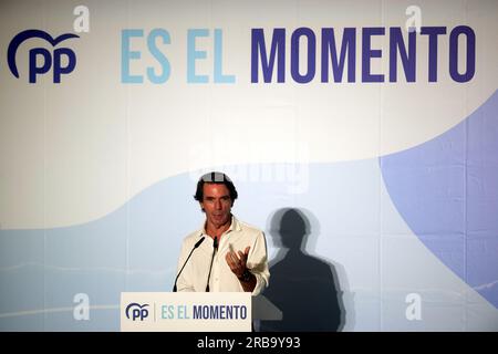 Malaga, Espagne. 08 juillet 2023. L'ancien Premier ministre espagnol Jose Maria Aznar est vu prononcer un discours alors qu'il participe à une manifestation électorale. L'ancien Premier ministre espagnol Jose Maria Aznar a participé à un rassemblement pour soutenir le chef du parti populaire espagnol et candidat aux élections législatives espagnoles, Alberto Nunez Feijoo. Les sondages électoraux donnent la victoire au Parti populaire mais il aurait besoin du soutien du parti d’extrême droite VOX pour pouvoir gouverner. Crédit : SOPA Images Limited/Alamy Live News Banque D'Images