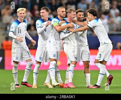 L'Anglais Cole Palmer (troisième à droite) célèbre avoir marqué le premier but de son équipe avec ses coéquipiers lors de la finale du Championnat Euro des moins de 21 ans à l'Adjarabet Arena de Batumi, en Géorgie. Date de la photo : Samedi 8 juillet 2023. Banque D'Images