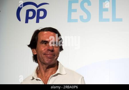 Malaga, Espagne. 08 juillet 2023. L'ancien Premier ministre espagnol Jose Maria Aznar est vu souriant alors qu'il participe à une manifestation électorale. L'ancien Premier ministre espagnol Jose Maria Aznar a participé à un rassemblement pour soutenir le chef du parti populaire espagnol et candidat aux élections législatives espagnoles, Alberto Nunez Feijoo. Les sondages électoraux donnent la victoire au Parti populaire mais il aurait besoin du soutien du parti d’extrême droite VOX pour pouvoir gouverner. (Photo Jesus Merida/SOPA Images/Sipa USA) crédit : SIPA USA/Alamy Live News Banque D'Images