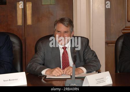 Réunion de 100 ans de conservation au main Interior, avec le secrétaire à l'intérieur Dirk Kempthorne rejoignant le secrétaire à l'Agriculture Ed Schafer, le président du Conseil de la Maison Blanche sur la qualité environnementale James Connaughton, et d'autres représentants du gouvernement et d'organisations à but non lucratif, ainsi que l'arrière-petit-fils de l'ancien président Theodore Roosevelt, Simon Ro Banque D'Images