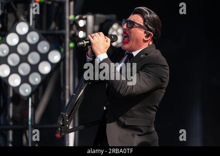 Maynard James Keenan, membre du groupe de rock américain Puscifer, se produit lors de la deuxième journée du festival Mad Cool 2023 à Villaverde. Banque D'Images