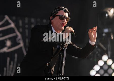 Maynard James Keenan, membre du groupe de rock américain Puscifer, se produit lors de la deuxième journée du festival Mad Cool 2023 à Villaverde. Banque D'Images