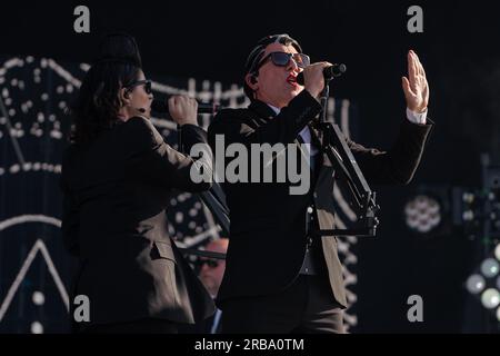 Maynard James Keenan, membre du groupe de rock américain Puscifer, se produit lors de la deuxième journée du festival Mad Cool 2023 à Villaverde. Banque D'Images