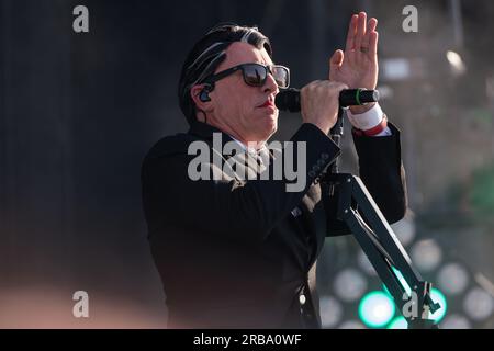 Maynard James Keenan, membre du groupe de rock américain Puscifer, se produit lors de la deuxième journée du festival Mad Cool 2023 à Villaverde. Banque D'Images