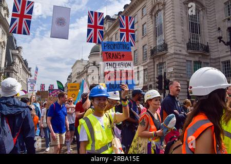 Londres, Angleterre, Royaume-Uni. 8 juillet 2023. Des milliers de personnes défilent dans le centre de Londres pendant Trans Pride 2023. (Image de crédit : © Vuk Valcic/ZUMA Press Wire) USAGE ÉDITORIAL SEULEMENT! Non destiné à UN USAGE commercial ! Banque D'Images