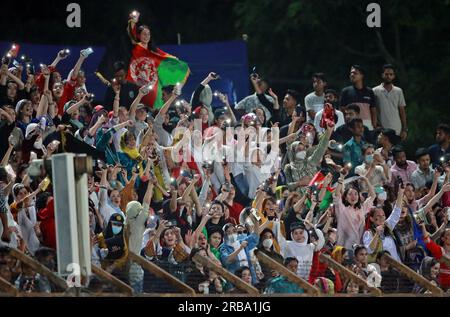 Les fans de cricket afghans célèbrent la victoire de la série lors du deuxième match international d'un jour (ODI) Bangladesh-Afghanistan sur trois séries de matchs Banque D'Images