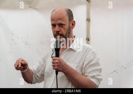 Durham, Royaume-Uni. 8 juillet 2023. Au nord de Tyne, le maire Jamie Driscoll au gala des mineurs de Durham, où il a parlé dans la tente gauche du Nord-est. Driscoll s'est vu interdire, de manière controversée, de se présenter comme candidat travailliste au poste de maire du Nord-est, sans qu'une raison ne soit donnée. Crédit : Hazel Plater/Alamy Live News Banque D'Images