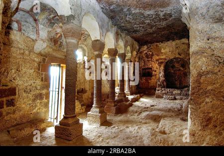 Saint Pierre Colamine. Chapelle des grottes de Jonas (Grottes de Jonas). Forteresse troglodyte. Puy de Dôme. Auvergne Rhone Alpes. France Banque D'Images