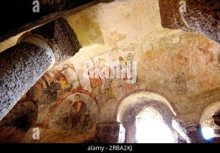 Chapelle ornée de peintures murales du 11e siècle .grottes de Saint Pierre Colamine Jonas (Grottes de Jonas), département du Puy de Dôme, Auvergne Rhône Alpes Banque D'Images