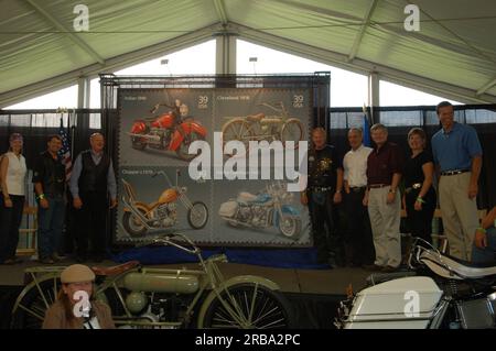 Visite du secrétaire Dirk Kempthorne à Sturgis, Dakota du Sud, pour des activités liées au 66e rallye moto annuel de Sturgis, y compris une cérémonie d'ouverture marquant les États-Unis Émission par le service postal de timbres commémoratifs "American Motorcycles". Les États-Unis se sont joints à la secrétaire Kempthorne lors de la cérémonie Président du Conseil des gouverneurs des services postaux James Miller III, adjointe spéciale du président des Affaires intergouvernementales Maggie Grant, sénateurs Tim Johnson et John Thune du Dakota du Sud et députée Stephanie Herseth, gouverneur Mike Rounds du Dakota du Sud, gouverneur de l'Utah Jon Huntsman Jr., an Banque D'Images