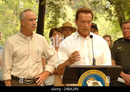 Visite du secrétaire Dirk Kempthorne à la base de Whiskeytown dans la zone de loisirs nationale de Whiskeytown dans le nord de la Californie, où il a rejoint le gouverneur de Californie Arnold Schwarzenegger et d'autres fonctionnaires, le personnel du Service des parcs nationaux, Et les pompiers lors d'un briefing sur les incendies du complexe Whiskeytown et l'état des efforts de lutte contre les incendies dans tout l'État Banque D'Images