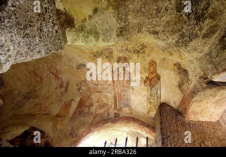 Chapelle ornée de peintures murales du 11e siècle .grottes de Saint Pierre Colamine Jonas (Grottes de Jonas), département du Puy de Dôme, Auvergne Rhône Alpes Banque D'Images