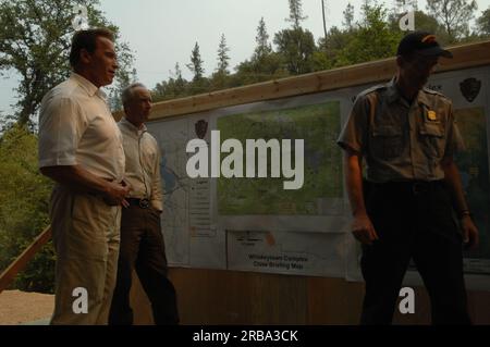 Visite du secrétaire Dirk Kempthorne à la base de Whiskeytown dans la zone de loisirs nationale de Whiskeytown dans le nord de la Californie, où il a rejoint le gouverneur de Californie Arnold Schwarzenegger et d'autres fonctionnaires, le personnel du Service des parcs nationaux, Et les pompiers lors d'un briefing sur les incendies du complexe Whiskeytown et l'état des efforts de lutte contre les incendies dans tout l'État Banque D'Images