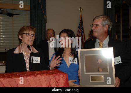 Réception et remise de prix sur Capitol Hill, parrainées par la Cooperative Alliance for refuge Enhancement (CARE) et le Fish and Wildlife Service (FWS), avec le secrétaire Dirk Kempthorne, le directeur du FWS H. Dale Hall, Et le directeur adjoint de la FWS pour le système national de refuge faunique (NWRS) Geoffrey Haskett parmi les fonctionnaires de l'intérieur sur place. Les membres du Congrès Mike Thompson de Californie, Michael Castle du Delaware, Norman Dicks de Washington, Ron Kind du Wisconsin, Jim Saxton du New Jersey et Todd Tiahrt du Kansas ont été honorés pour leur travail en faveur du NWRS. Événement mis en évidence National Wildlife Banque D'Images