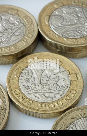 Utilisé £1 (une livre sterling) pièces britanniques dans Close Up. Sur fond blanc. Banque D'Images