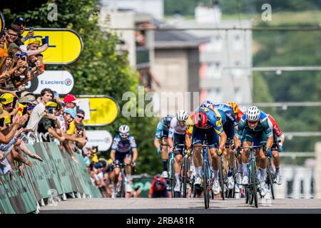 Limoges, France. 08 juillet 2023. Le danois Mads Pedersen de Lidl-Trek et le belge Jasper Philipsen d'Alpecin-Deceuninck sprintent jusqu'à l'arrivée de la 8e étape du Tour de France, une course de 200,7 km de Libourne à Limoges, France, samedi 08 juillet 2023. Le Tour de France de cette année aura lieu du 01 au 23 juillet 2023. BELGA PHOTO JASPER JACOBS crédit : Belga News Agency/Alamy Live News Banque D'Images